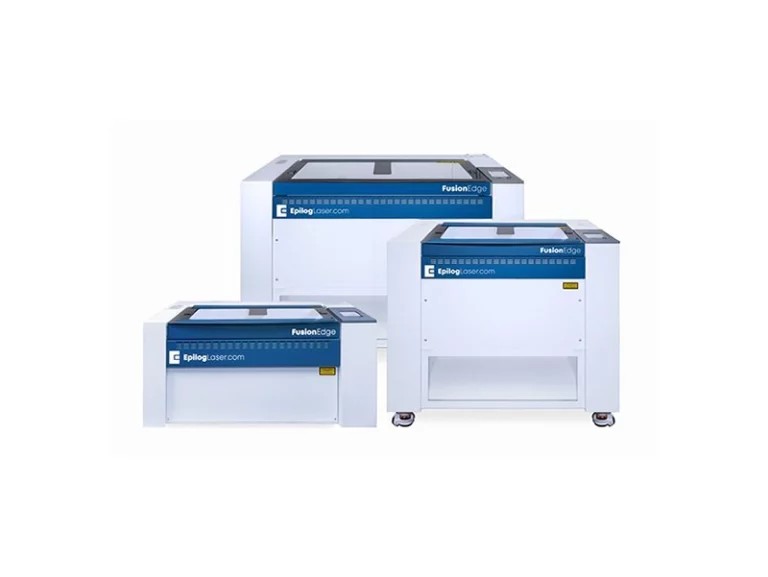 Trois machines laser Epilog Fusion Edge de différentes tailles sont présentées en rangée sur un fond uni. Chacune dentre elles présente un design bleu et blanc avec une marque visible sur les panneaux avant.