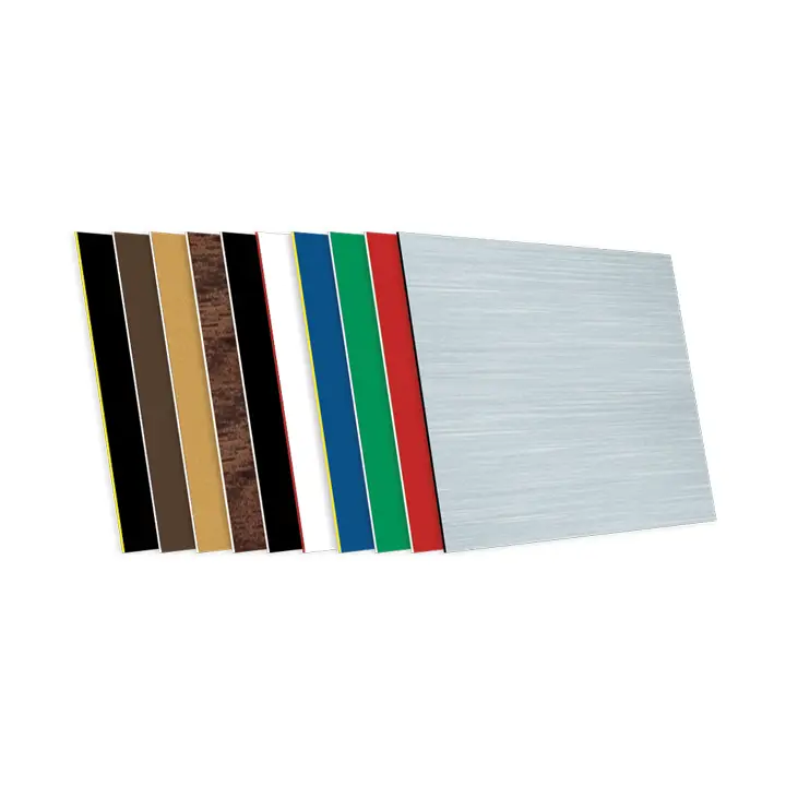 Neuf feuilles rectangulaires de matériaux de différentes couleurs et finitions, notamment noir, brun, or, grain de bois, blanc, bleu, vert, rouge et argent brossé, présentées en éventail dans une rangée sur un fond blanc.