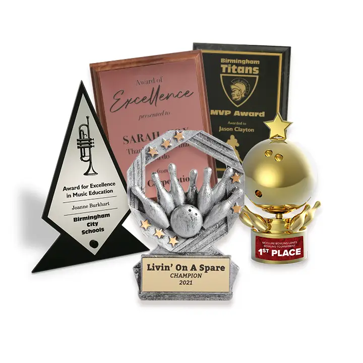 Un groupe de cinq trophées et récompenses différents, y compris des plaques et des statues, pour des réalisations dans les domaines de l'éducation musicale, du bowling et des sports, disposés ensemble sur un fond blanc.