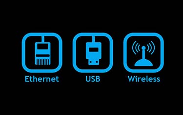 Icônes représentant trois types de connectivité : un câble Ethernet, un connecteur USB et un signal sans fil, chacun étant étiqueté ci-dessous en bleu sur fond noir. Parfait pour illustrer les options de connectivité transparentes disponibles avec lEpilog Fusion Maker.