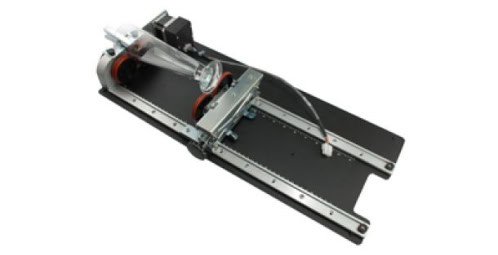 Un ensemble de rails linéaires avec une configuration de moteur, comprenant des composants métalliques et un support central pour le montage. Cet appareil, compatible avec lEpilog Fusion Maker 12, comprend un actionneur mécanique et un fil de connexion, idéal pour un mouvement linéaire précis dans diverses applications.
