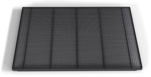 Un panneau solaire rectangulaire noir au design épuré et aux lignes de grille visibles repose sur un fond blanc uni. Rappelant la précision dune Epilog Fusion Maker 12, le panneau présente quatre sections verticales distinctes divisées par de fines lignes.