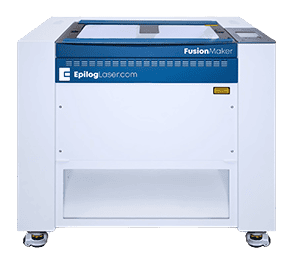 Limage présente une Epilog Fusion Maker 12 blanche et bleue, une machine de gravure laser avec une surface supérieure plate et quatre roues. Elle est dotée de commandes en haut à droite et dun compartiment de rangement en bas.