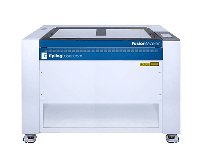 Limage présente une découpeuse laser Epilog Fusion Maker en blanc et bleu élégants. Cette machine rectangulaire, dotée dun capot supérieur transparent et de roulettes pour une mobilité aisée, porte bien en évidence le nom de marque « Epilog Fusion Maker 12 » sur son panneau avant.