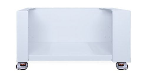 Meuble de base rectangulaire blanc avec façade ouverte et sans portes, doté de quatre petites roulettes pour la mobilité, parfaitement associé à lEpilog Fusion Maker pour une intégration transparente de lespace de travail.