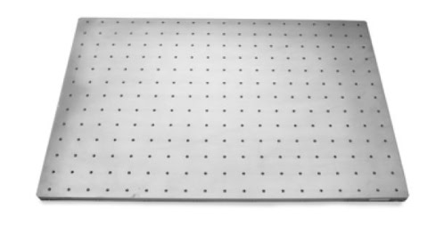 Une planche métallique rectangulaire perforée avec de petits trous régulièrement espacés sur sa surface, conçue pour la précision avec lEpilog Fusion Maker.