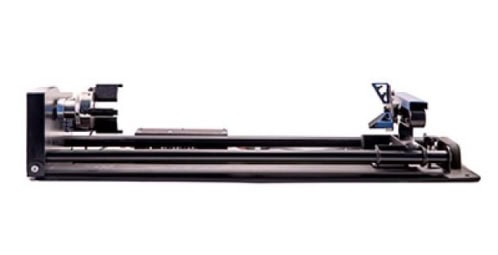Vue latérale dun système de rail linéaire Epilog Fusion Maker avec un mécanisme coulissant sur une base noire. Contient des composants métalliques, des moteurs et des fils. Convient aux applications de mouvement ou dassemblage automatisées.