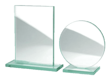 Deux trophées en verre transparent sur socle, l’un rectangulaire, l’autre circulaire, brillent de mille feux. Ils reflètent la lumière, projettent des ombres intrigantes, avec des surfaces lisses et réfléchissantes. Parfaits comme produits de marquage, ils mettent en valeur avec élégance l’excellence de votre marque.