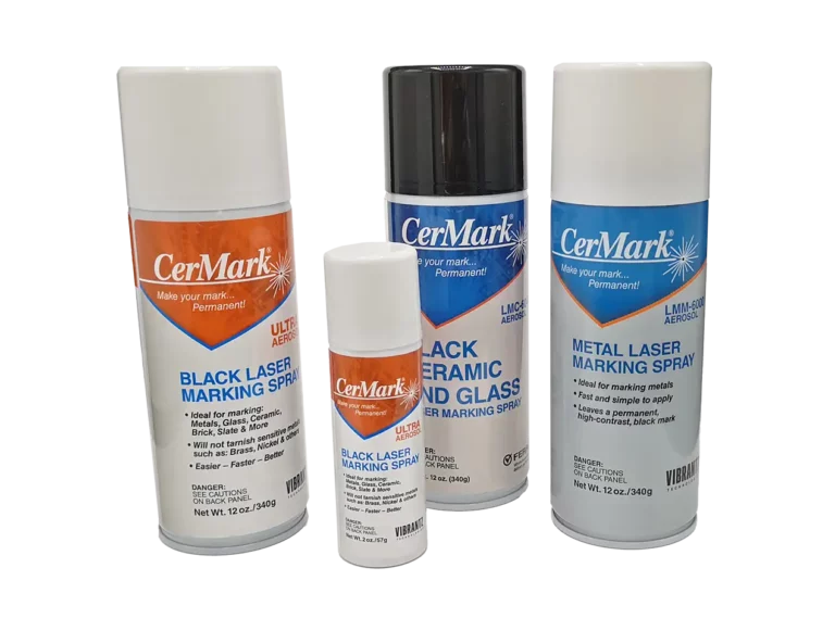 Quatre bombes de marquage laser CerMark sont présentées, de tailles et détiquetages différents. Ces produits de marquage comprennent des options de marquage noir sur métal et céramique, ainsi quune petite bombe pour le marquage du verre. Toutes les bombes sont blanches avec des étiquettes bleues et rouges, parfaites pour un marquage précis des produits.