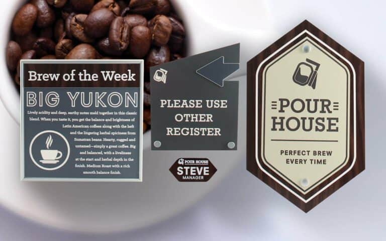 Trois panneaux sur le thème du café : lun fait la promotion de « Brew of the Week: Big Yukon », un autre indique « Please Use Other Register » avec une flèche, et le troisième avec le logo « Pour House: Perfect Brew Every Time ». Larrière-plan présente des grains de café.
