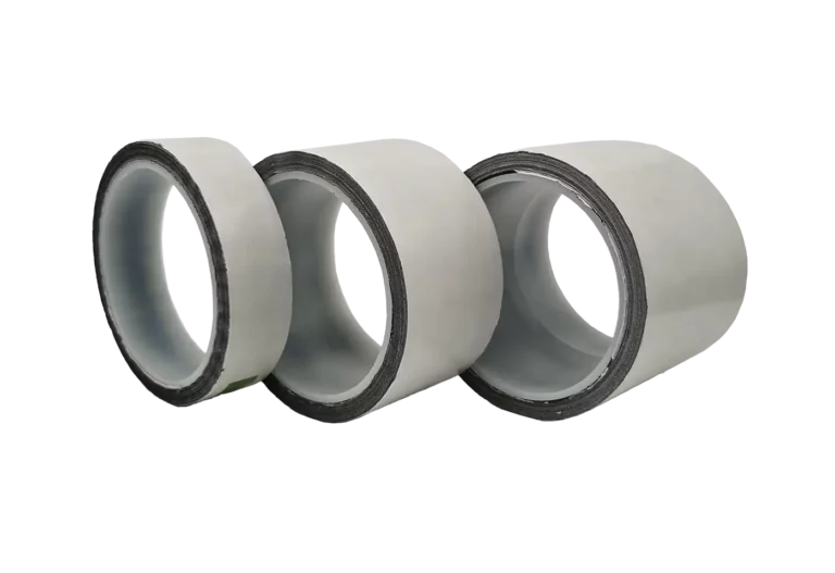 Trois rouleaux de ruban adhésif gris, parfaits pour le marquage des produits, sont alignés côte à côte sur un fond blanc uni. Chaque rouleau a une surface brillante et le noyau interne est visible. Ils sont légèrement inclinés, créant une vue en perspective.