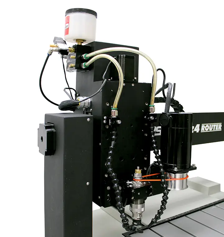 Gros plan dune machine de gravure à fraisage CNC. Elle est dotée dun corps noir, de divers fils et dun récipient de lubrifiant sur le dessus. La zone de coupe présente des rainures métalliques. Le nom de la marque est partiellement visible sur le côté.
