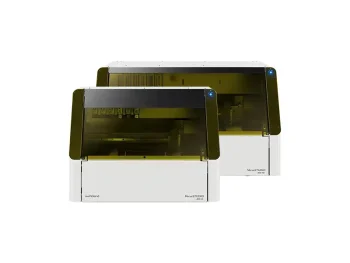 Une imprimante UV ROLAND de bureau blanche avec un capot transparent et teinté. La machine a un design compact.