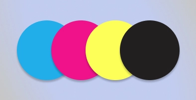 Quatre cercles se chevauchant sont représentés de gauche à droite en cyan, magenta, jaune et noir sur un fond clair, illustrant la gamme de couleurs vibrantes d'une imprimante/découpeuse jet d'encre.
