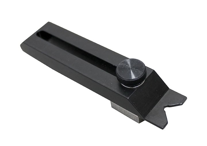 Outil en métal noir avec un corps rectangulaire allongé, doté dun élément coulissant avec un bouton rond pour le réglage. Lavant présente un bord cranté, idéal pour les travaux de précision ou les mesures dans les applications de gravure sur machine.