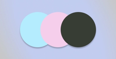 Trois cercles se chevauchant sur un fond dégradé clair évoquent la précision d'une imprimante/découpeuse jet d'encre : à gauche en bleu clair, au centre en rose clair et à droite en gris foncé.