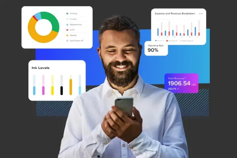 Un homme barbu sourit en regardant son smartphone, entouré de tableaux numériques, de graphiques et de statistiques de revenus sur un fond sombre, avec une Imprimante/découpeuse jet d'encre présentée parmi les graphiques.
