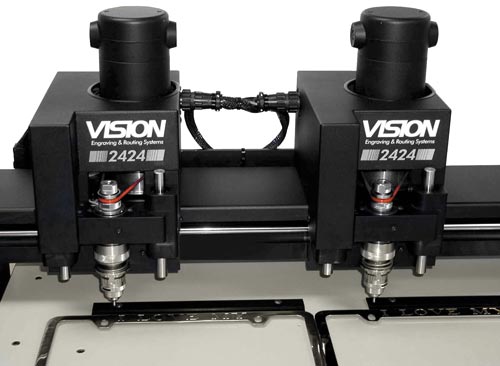 Deux machines de gravure et de fraisage Vision 2424, connues pour leurs capacités de fraisage, sont positionnées côte à côte.