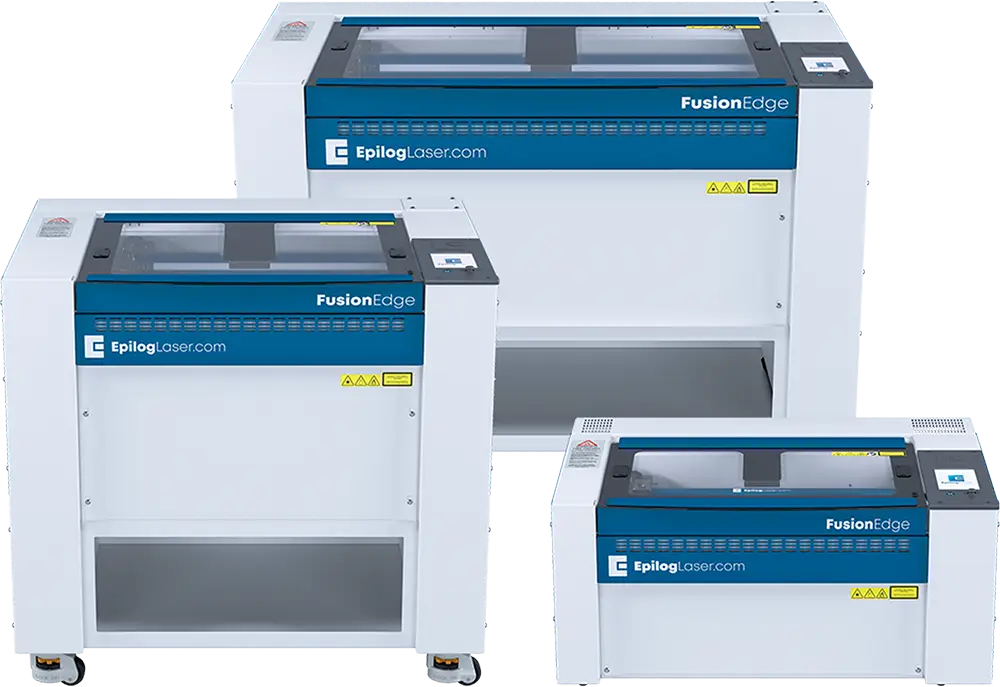 Trois machines de gravure laser Epilog Fusion Edge de tailles différentes sont présentées côte à côte. Chaque Epilog Fusion Edge présente un extérieur bleu et blanc avec des fenêtres de visualisation transparentes sur le dessus, et les logos sont clairement visibles.