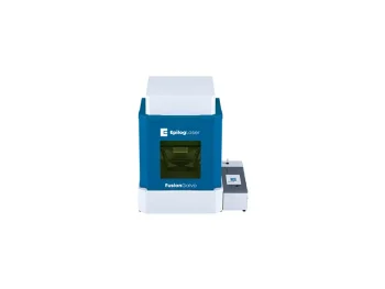 Machine Epilog Laser Fusion Galvo bleue et blanche avec un petit panneau de commande attenant, dotée de la technologie laser fibre galvo, vue de l'avant sur un fond blanc uni.