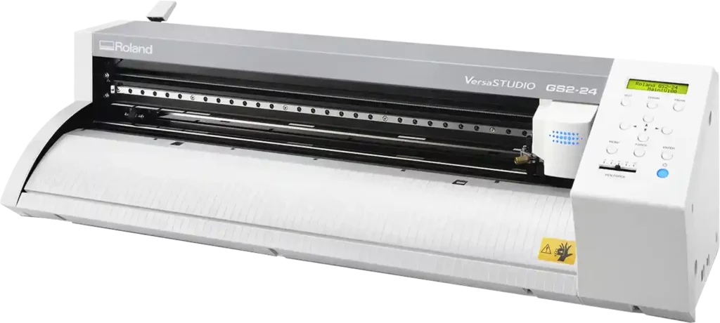 Un plotter de découpe grand format, baptisé « Roland VersaSTUDIO GS2-24 », arbore un extérieur blanc et gris élégant. Cette machine de découpe électronique comprend un panneau de commande convivial avec des boutons et un petit écran idéalement situé sur le côté droit.