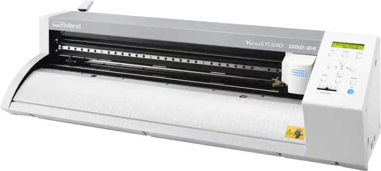 Un plotter de découpe grand format, baptisé « Roland VersaSTUDIO GS2-24 », arbore un extérieur blanc et gris élégant. Cette machine de découpe électronique comprend un panneau de commande convivial avec des boutons et un petit écran idéalement situé sur le côté droit.
