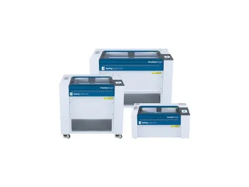 Trois machines de gravure laser Epilog Fusion Edge de tailles différentes sont représentées sur un fond blanc. Chaque Epilog Fusion Edge est dotée d'un couvercle bleu avec une fenêtre transparente et un panneau de commande sur le côté droit.