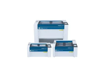 Trois machines de gravure laser Epilog de tailles différentes sont présentées sur un fond blanc, chacune avec un motif bleu et blanc et un panneau de commande dans le coin supérieur droit.