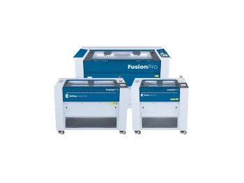 Trois machines de gravure laser bleues et blanches, étiquetées FusionPro et Epilog, sont représentées sur un fond blanc, avec une unité à double source plus grande derrière deux unités correspondantes plus petites.