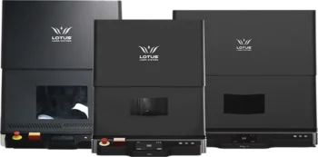 Trois systèmes laser noirs portant le logo de Lotus Laser Systems, chacun doté d'un panneau de commande et d'un bouton d'arrêt d'urgence, sont placés côte à côte sur un fond neutre - idéal pour des applications précises de marquage au laser UV.