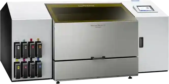 Une imprimante UV numérique moderne au design élégant et métallique, parfaite pour créer des impressions de haute qualité sur divers objets. Elle est dotée de plusieurs cartouches dencre sur le côté et dun écran tactile en haut à droite, ce qui la rend idéale pour les tâches dimpression sophistiquées.
