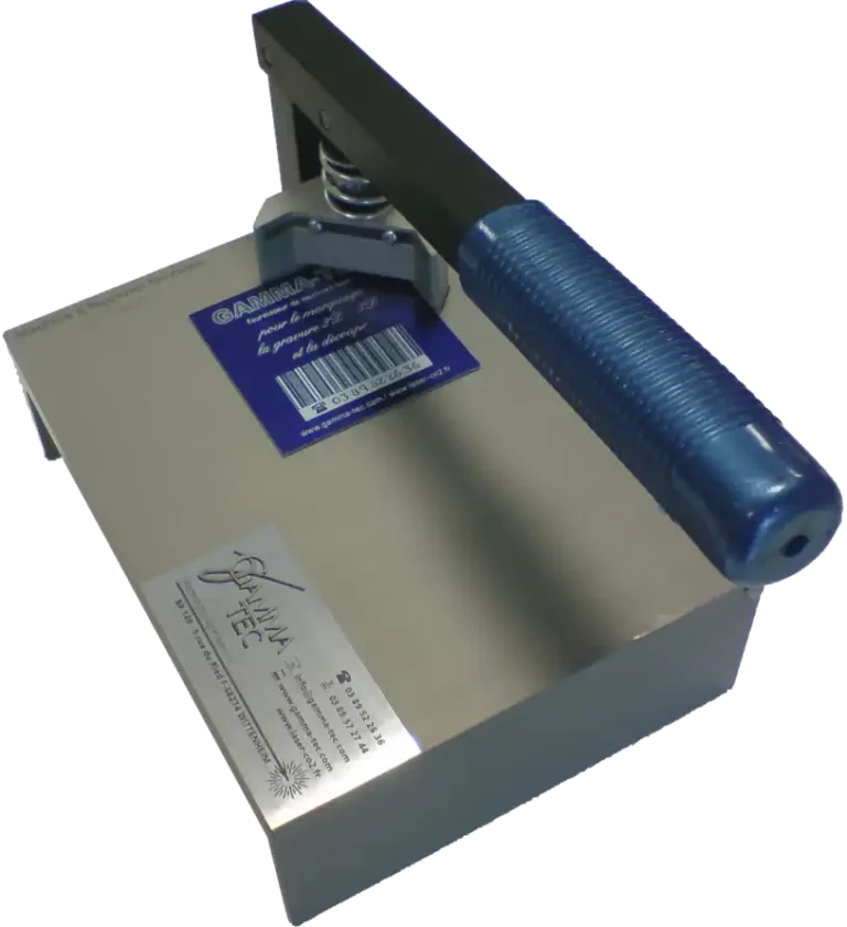 Un coupe-savon biseauteuse carré est doté dun manche bleu fixé à une lame de coupe épaisse et rectangulaire. Le mécanisme à ressort du manche assure une utilisation facile. Deux autocollants avec du texte et des codes-barres ornent la surface métallique.