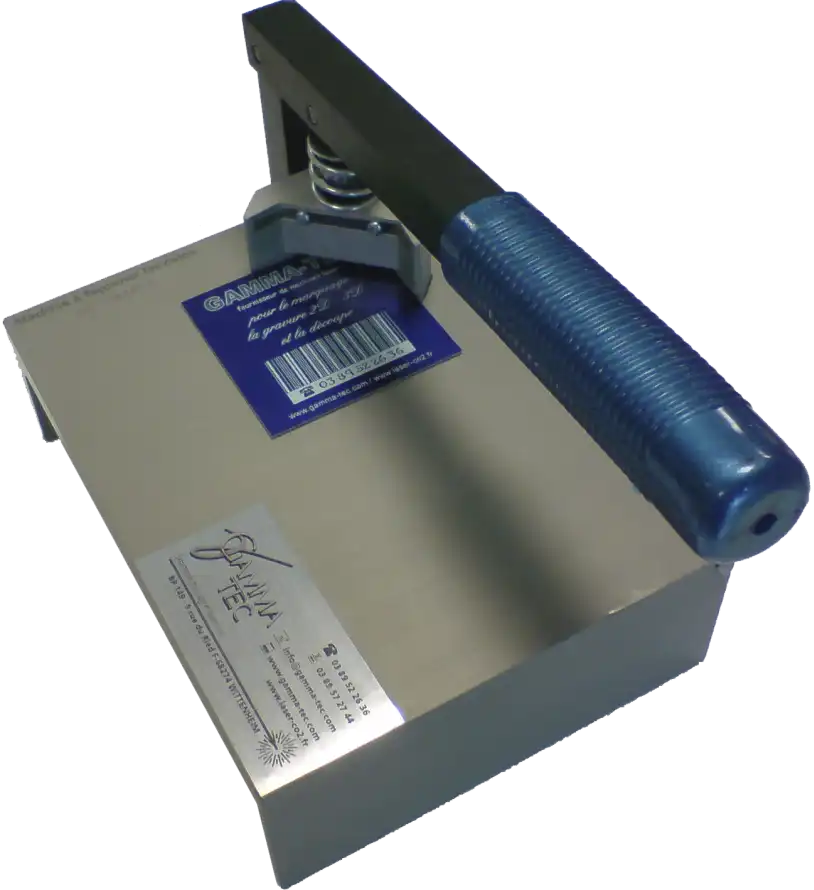 Un coupe-savon biseauteuse carré est doté dun manche bleu fixé à une lame de coupe épaisse et rectangulaire. Le mécanisme à ressort du manche assure une utilisation facile. Deux autocollants avec du texte et des codes-barres ornent la surface métallique.