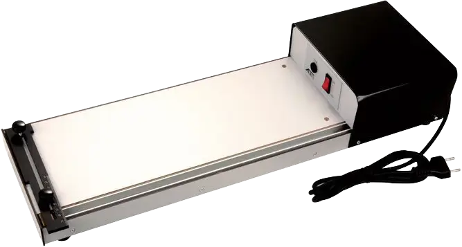 Un rouleau à hot-dog électrique rectangulaire avec un boîtier de commande noir, un interrupteur rouge, un câble noir et une surface métallique plate pour chauffer ou rouler les hot-dogs - conçu pour l'efficacité, un peu comme une plieuse plastique dans sa forme élégante et sa fonction.