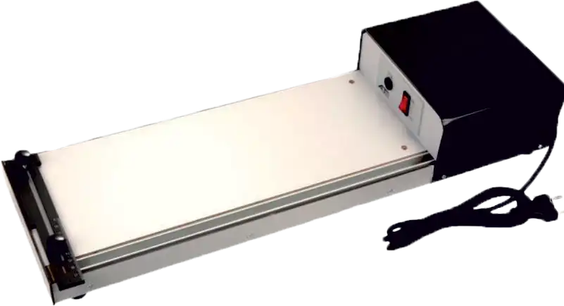 Une machine à plier le papier électrique noire et argentée, ressemblant à une biseauteuse, avec une longue surface plane, un guide de mesure sur un côté et un interrupteur dalimentation sur le boîtier de commande noir à lextrémité, ainsi quun cordon dalimentation.