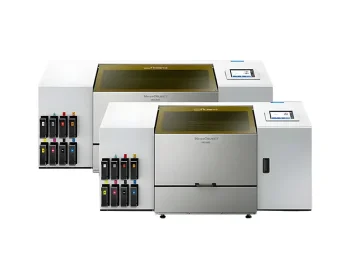 Une imprimante industrielle ROLAND de grande taille au design élégant et métallique, dotée de plusieurs cartouches d'encre sur le côté et d'un panneau de commande numérique. La machine est conçue pour des processus d'impression UV de haute qualité.