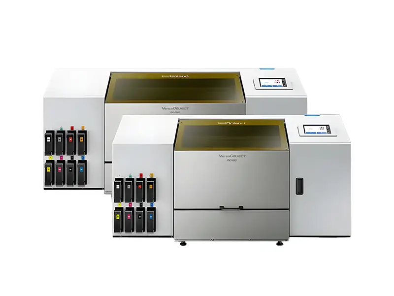 Une imprimante industrielle ROLAND de grande taille au design élégant et métallique, dotée de plusieurs cartouches d'encre sur le côté et d'un panneau de commande numérique. La machine est conçue pour des processus d'impression UV de haute qualité.
