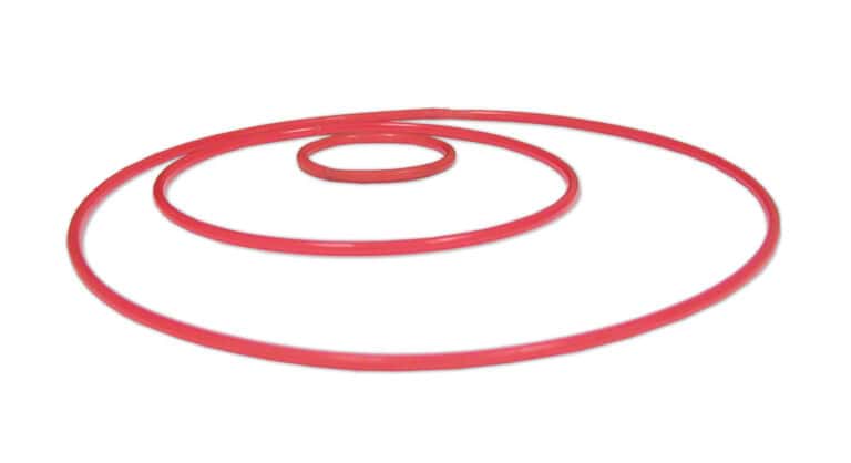 Une série de cercles concentriques rouges en spirale vers lextérieur, rappelant la précision dune machine, forme une spirale plate sur un fond blanc. Les cercles sont régulièrement espacés et diminuent de taille vers le centre, à limage des motifs complexes gravés dans le verre.
