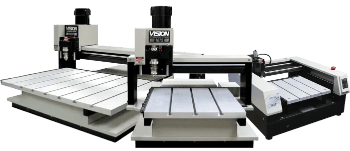 Trois machines CNC de la marque Vision sont exposées, chacune avec des plateformes et des composants distincts, idéales pour les tâches de fabrication de précision. Ces machines sont dotées de surfaces de travail plates et dunités de commande montées, parfaites pour les exigences de fraisage moyen format.