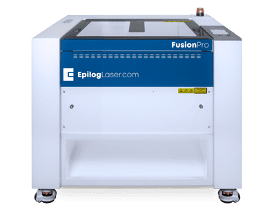 Vue de face dune machine de découpe laser Epilog Fusion Pro avec fonction double source, dotée dun panneau de commande bleu affichant « EpilogLaser.com ». La machine est dotée dun extérieur blanc élégant orné détiquettes de sécurité.