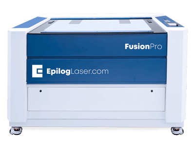 Une machine de gravure et de découpe laser bleu et blanc labellisée « FusionPro » et « EpilogLaser.com » bénéficie dune fonction double source. Son grand design rectangulaire avec boutons de commande dans le coin supérieur droit est conçu pour un travail de précision sur divers matériaux.