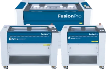 Trois machines à graver laser Epilog Fusion Pro bleues et blanches de différentes tailles sont présentées sur un fond blanc, avec des panneaux de commande et des couvercles transparents pour visualiser la zone de gravure.