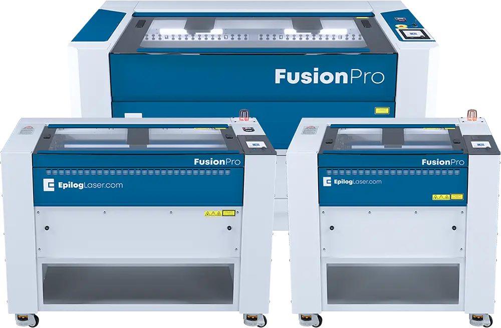 Trois machines à graver laser Epilog Fusion Pro bleues et blanches de différentes tailles sont présentées sur un fond blanc, avec des panneaux de commande et des couvercles transparents pour visualiser la zone de gravure.