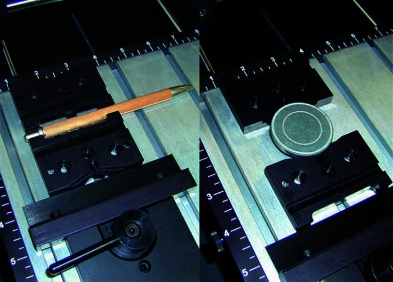 Deux images montrent une vue détaillée d'une fixation de stylo et médaillon adaptées aux machines de fraisage VISIONS Engraving.