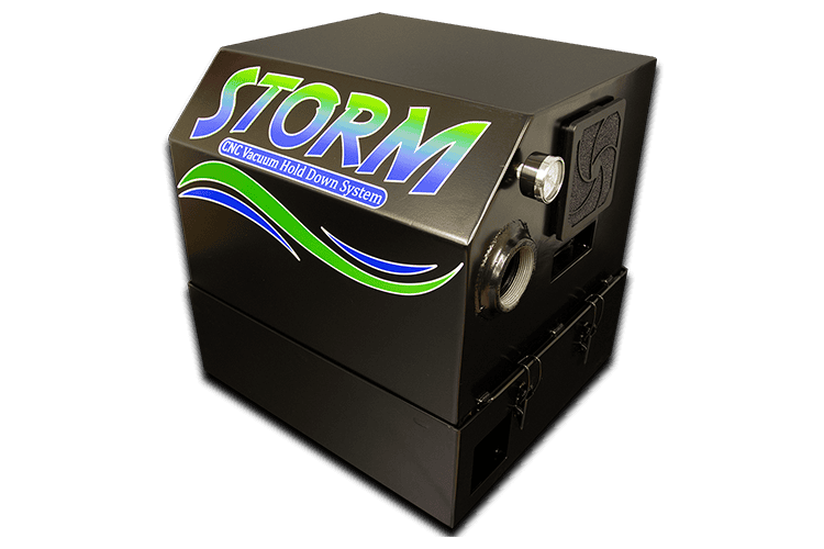 Système de maintien sous vide rectangulaire noir étiqueté « STORM » avec texte et graphiques verts et bleus en gras. Lunité est dotée de fermoirs métalliques et dun évent sur le côté, conçu pour les machines CNC.