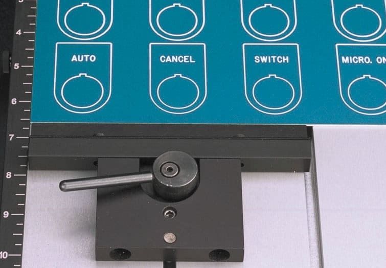 Gros plan d'un étau à verrouillage rapide pour la gravure de pièce avec la machine de fraisage VISION Engraving.