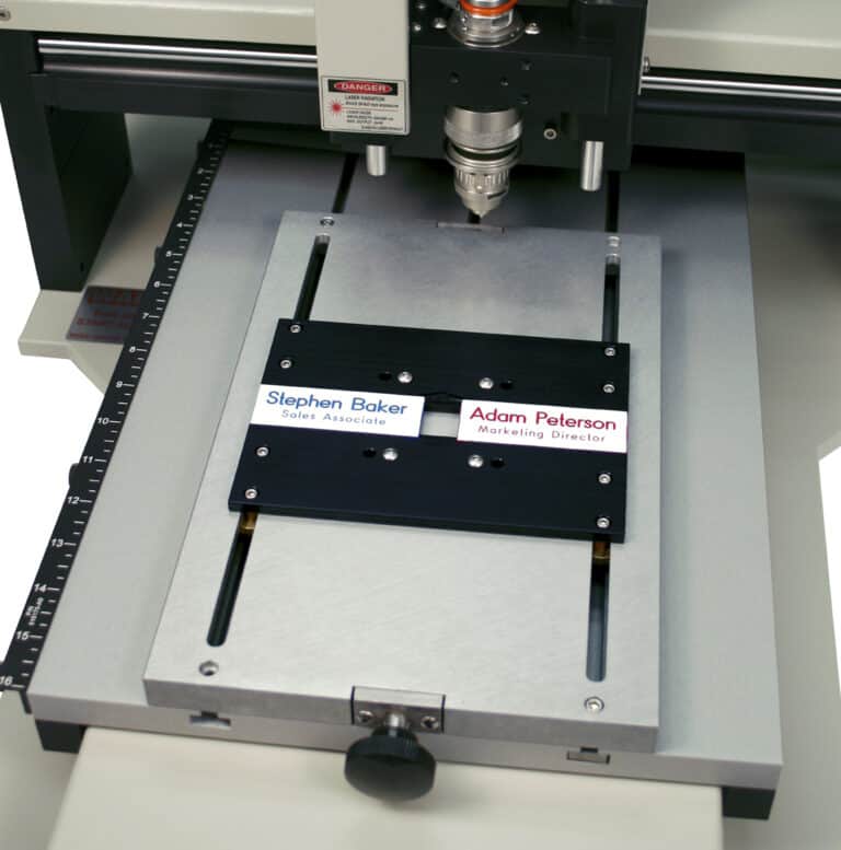 Gros plan d'un étau à centrage automatique adapté aux machines VISIONS Engraving.