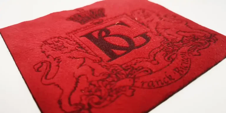 Ce superbe patch en tissu rouge offre un avant-goût de personnalisation textile avec son design ornementé. Il comporte un « B » central flanqué de deux lions et dune couronne, tandis que le nom « Franck » orne le bas en écriture élégante.