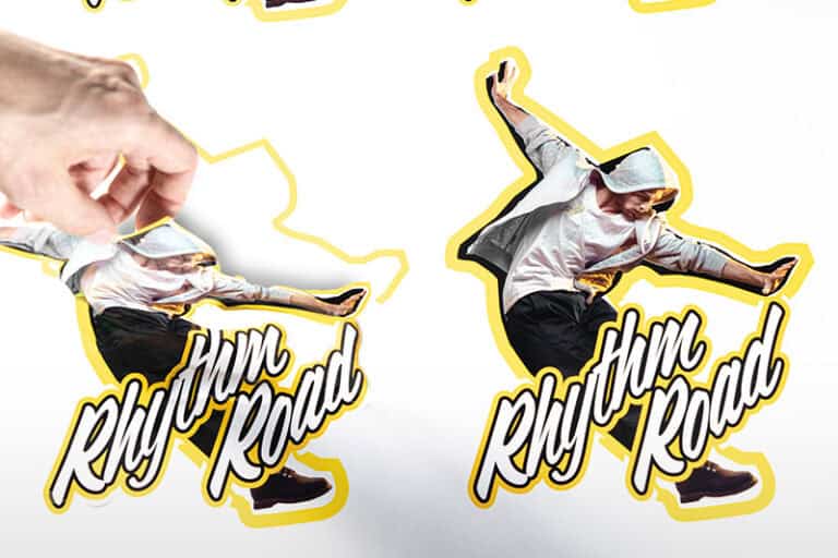 Une main décolle un autocollant, réalisé avec précision sur une imprimante/découpeuse à jet dencre, représentant une danseuse en mouvement, les bras levés, portant un sweat à capuche et un pantalon noir. Le texte Rhythm Road se superpose à limage, mis en valeur par une bordure jaune vif.