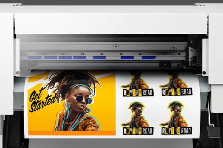 Une imprimante produit des affiches éclatantes représentant une personne élégante portant des lunettes de soleil et des écouteurs, accompagnées de graphiques colorés et de textes indiquant « Get Started » et « Rhythm Road ». Cette conception dimprimante/découpeuse à jet dencre présente des éléments artistiques en jaune, noir et bleu.